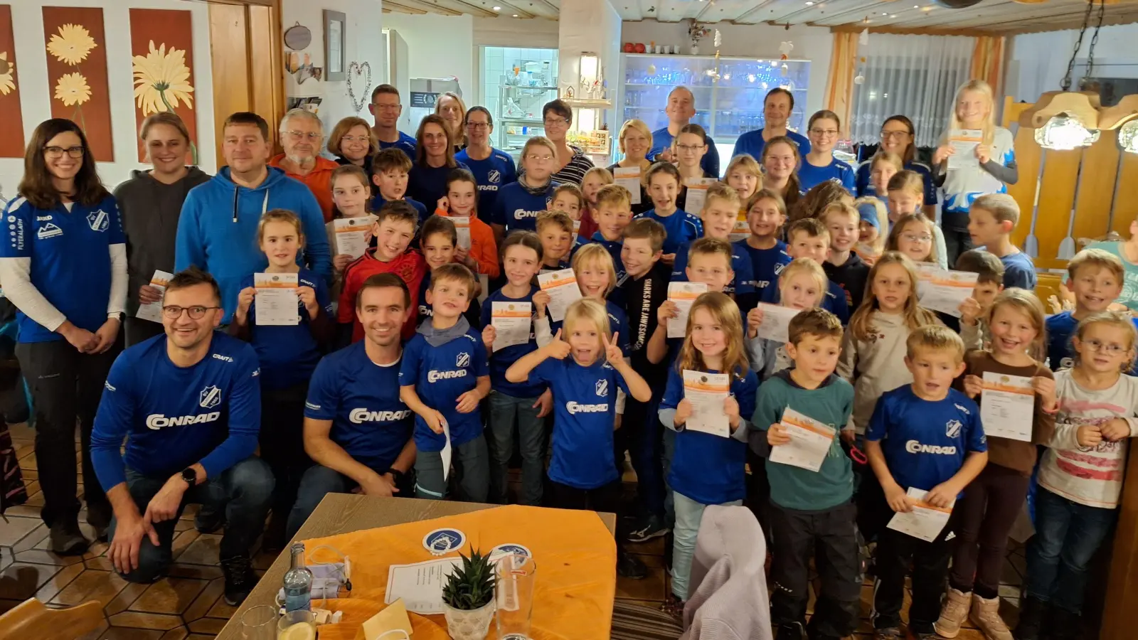 Die Erwachsenen und die Kinder des SVI freuten sich über die abgelegten Sportabzeichen. (Bild: Ramona Dehling)