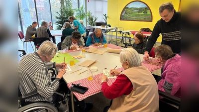 Herr Rudolf Schoepke (rechts) war erneut zu Gast im Haus Mühlbühl und stand den Bewohnerinnen und Bewohnern bei einem kunstvollen Vormittag mit Rat und Tat zur Seite. (Bild: Thomas Schrems)