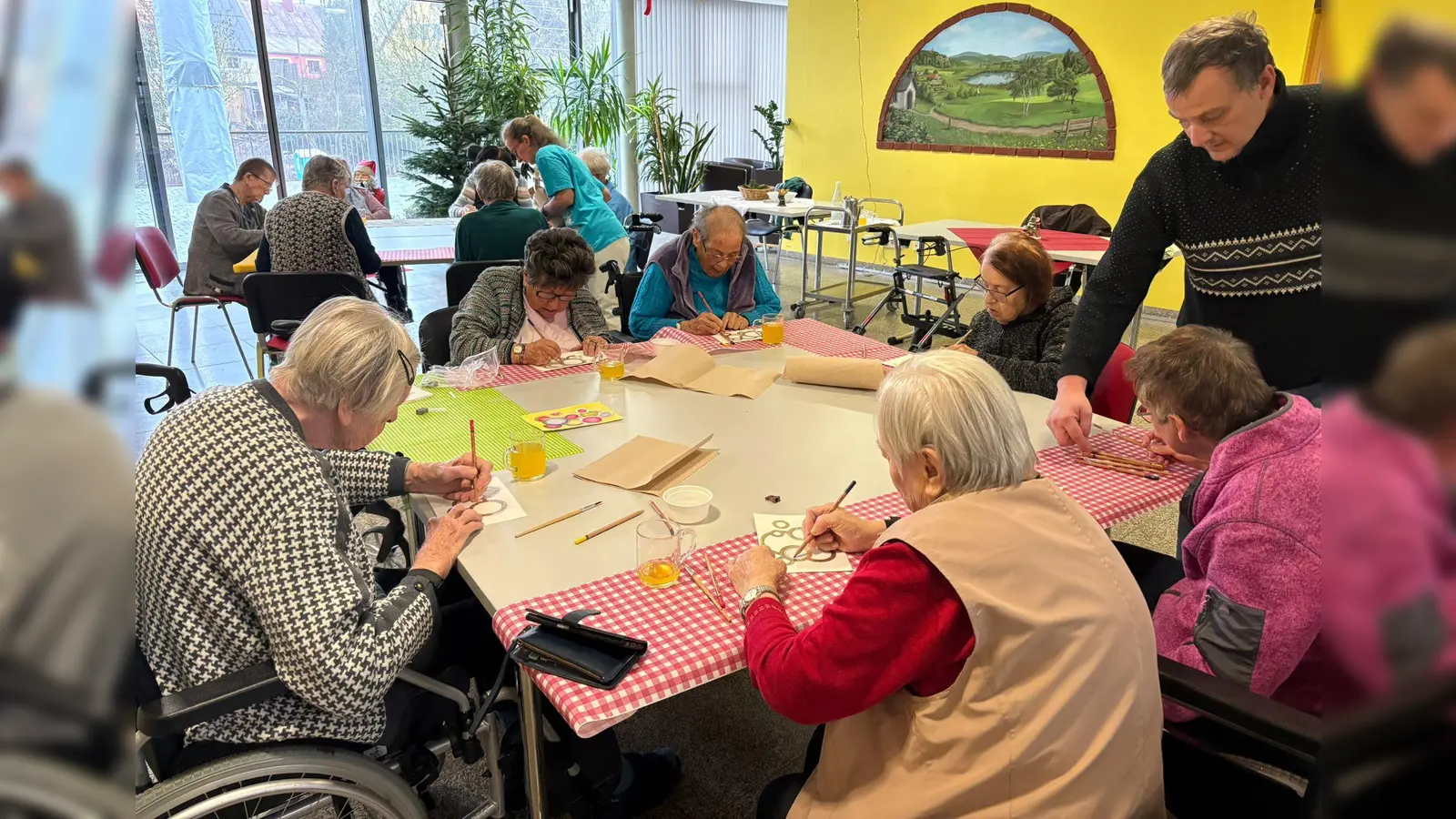 Herr Rudolf Schoepke (rechts) war erneut zu Gast im Haus Mühlbühl und stand den Bewohnerinnen und Bewohnern bei einem kunstvollen Vormittag mit Rat und Tat zur Seite. (Bild: Thomas Schrems)