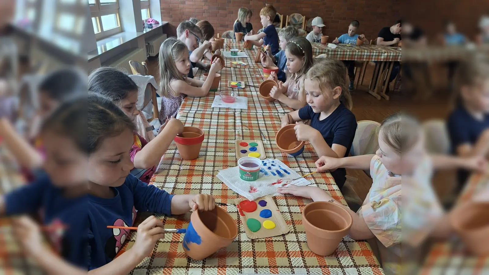 Die Nikolauskids beim Bemalen der Tontöpfe. (Bild: Franziska Prölß)