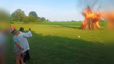 Pfarrer Celestine bei der Segnung des Johannisfeuers in Wolfring. (Bild: Franz Ziegelmeier)