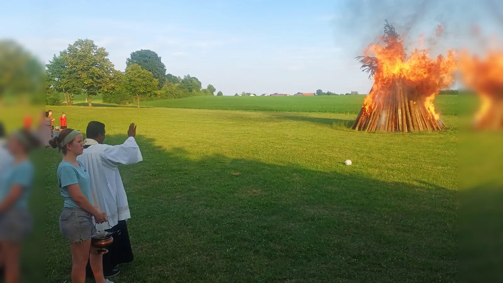 Pfarrer Celestine bei der Segnung des Johannisfeuers in Wolfring. (Bild: Franz Ziegelmeier)