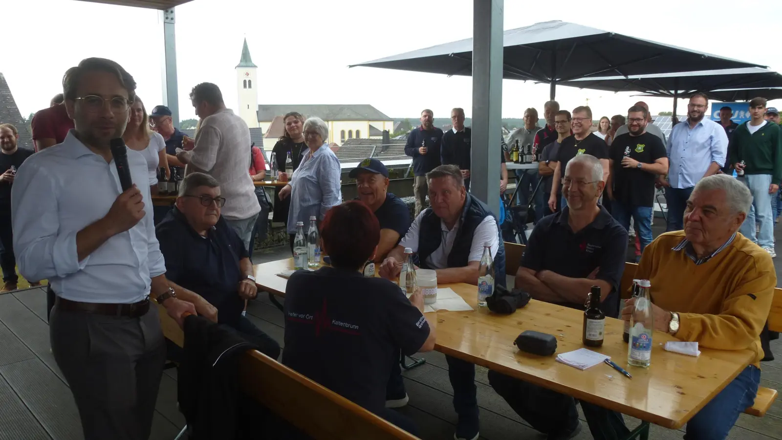 Gute Gespräche prägten den Vereinsempfang der CSU, den Vorsitzender Severin Hirmer (links) organsiert hatte. (Bild: Siegfried Bock)