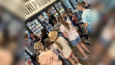  Vor der Kühltheke. (Bild: Daniela Joachimstaler )