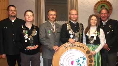 Die neuen Würdenträger der Schützengesellschaft Kleinraigering 1951 e.V. (von links): 1. Schützenmeister Christian Hiltl, Jugendkönig Jonathan Hiltl, 2. Ritter Engelbert Sperber, Schützenkönig Alexej Urbanovic, Schützenliesl Ramona Gehringer und Oberschützenmeister Markus Böhm. Nicht im Bild ist 1. Ritter Günther Sperber. (Bild: Koller Werner   92272 Aschach   Hohlweg 1a)