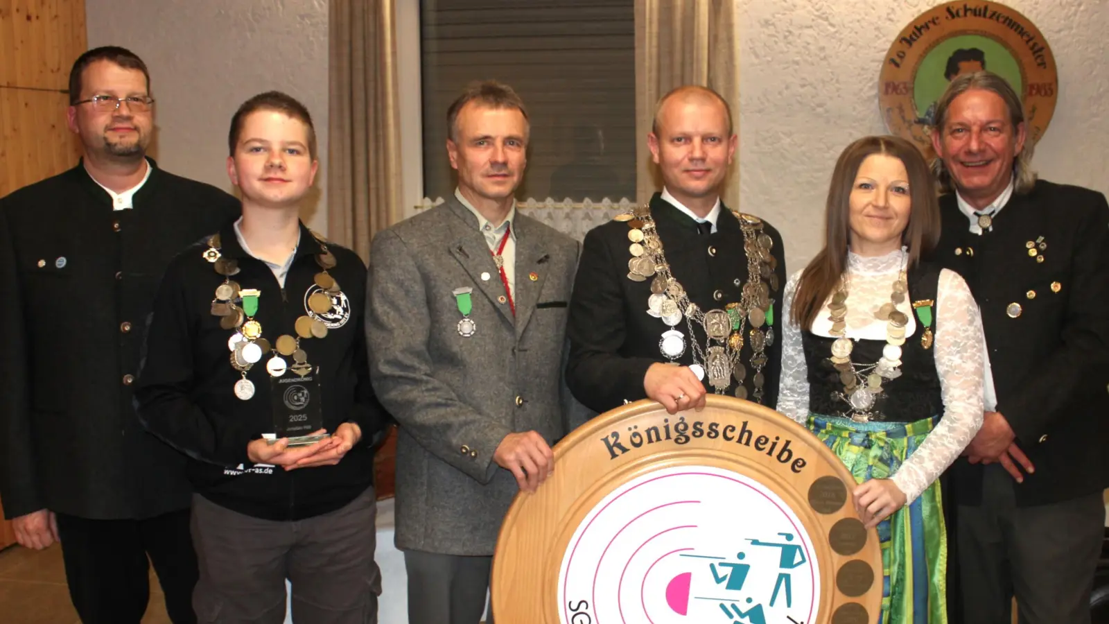Die neuen Würdenträger der Schützengesellschaft Kleinraigering 1951 e.V. (von links): 1. Schützenmeister Christian Hiltl, Jugendkönig Jonathan Hiltl, 2. Ritter Engelbert Sperber, Schützenkönig Alexej Urbanovic, Schützenliesl Ramona Gehringer und Oberschützenmeister Markus Böhm. Nicht im Bild ist 1. Ritter Günther Sperber. (Bild: Koller Werner   92272 Aschach   Hohlweg 1a)