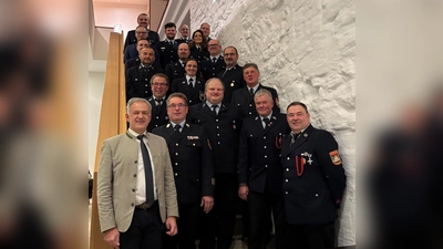 Im Bild vorne links Landrat Roland Grillmeier, daneben Kreisbrandrat Stefan Gleißner mit den Geehrten und Bürgermeister Bernd Sommer (oben links, zweiter von hinten), Kreisbrandmeister Felix Kubitschek (hinten Mitte) und Kreisbrandinspektor Klaus Schicker (hinten rechts). (Bild: Felix Kubitschek)