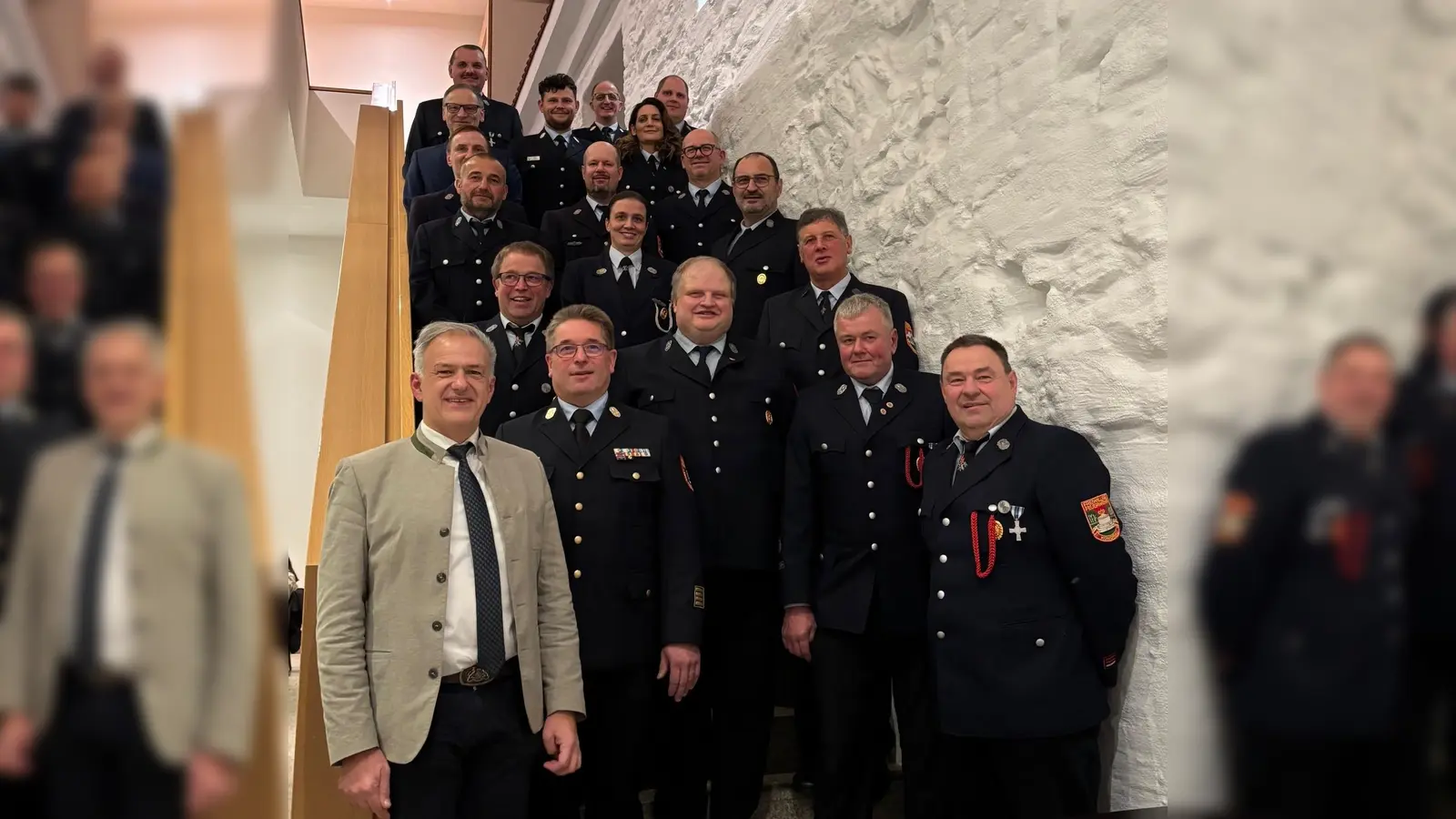 Im Bild vorne links Landrat Roland Grillmeier, daneben Kreisbrandrat Stefan Gleißner mit den Geehrten und Bürgermeister Bernd Sommer (oben links, zweiter von hinten), Kreisbrandmeister Felix Kubitschek (hinten Mitte) und Kreisbrandinspektor Klaus Schicker (hinten rechts). (Bild: Felix Kubitschek)