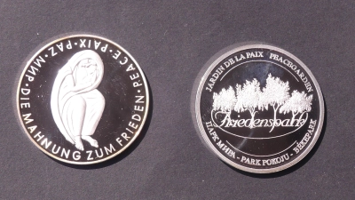 Mit diesen Medaillen sprach der VDK der Reservistenkameradschaft seine Anerkennung für die Mitwirkung am völkerverbindenden Dienst aus.  (Bild: Walther Hermann)