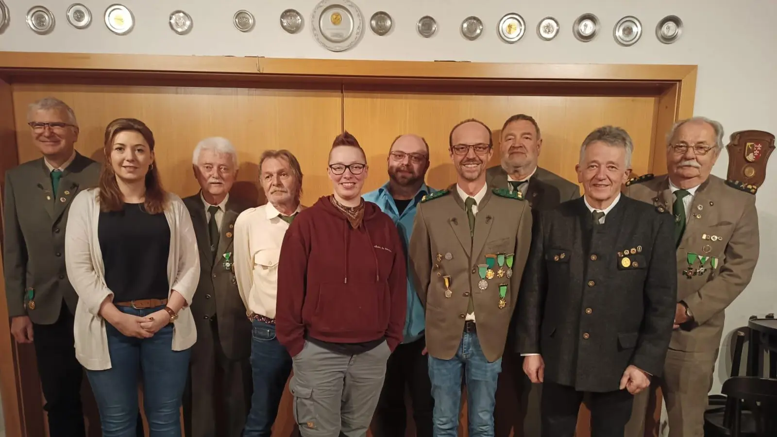 von Links Peter Jonscher, Simone Schmitd, Karl Kühlthau, Albin Schöner, Anja Roth, Matthias Schmidt, Roland Fleischmann, Hans Roth, Fritz Seegerer Vertreter des Schützengaus Sulzbach-Rosenberg, Günther Fleischmann Schützenmeister. (Bild: Christine Wedel)