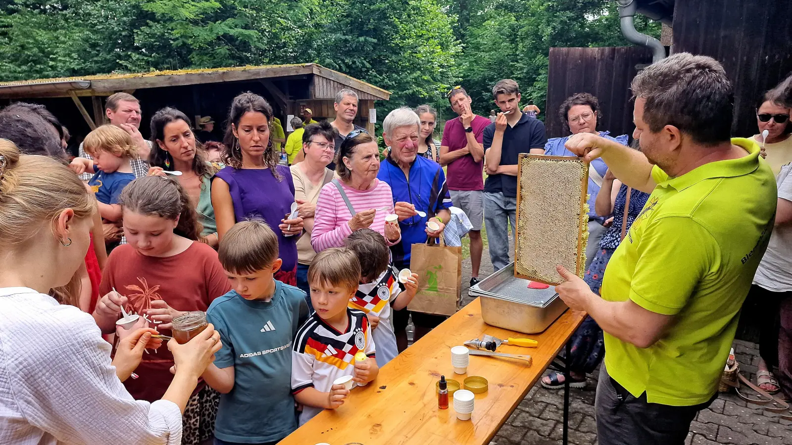  Riesenseifenblasen und Spiele sorgten beim Tag der offenen Tür des Bienenzuchtvereins für Begeisterung bei den jüngsten Gästen.<br> (Bild: Reinhard Kreuzer)