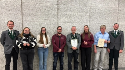 Im Bild: Tobias Birkner (r.) und Nico Wiesend (l.) mit den Geehrten (v.l.n.r.): Anja Krapfl, Lara Wamser, Sebastian Thoma, Hans Bartl, Lisa Kollarik und Engelbert Weiß. (Bild: Gisela Bartl)