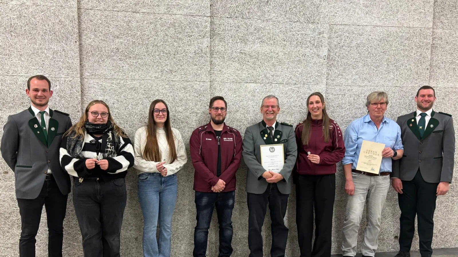 Im Bild: Tobias Birkner (r.) und Nico Wiesend (l.) mit den Geehrten (v.l.n.r.): Anja Krapfl, Lara Wamser, Sebastian Thoma, Hans Bartl, Lisa Kollarik und Engelbert Weiß. (Bild: Gisela Bartl)