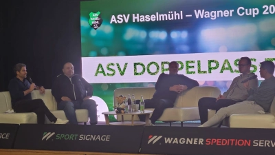 Nach dem Vorbild bei Sport1 fand ein Doppelpass beim Wagner-Cup des ASV Haselmühl statt; Sky-Reporter Peter Hardenacke (li), Sascha Roos (re) und Sky-Experte Didi Hamann (mittig) diskutierten Themen im Schiedsrichterwesen von der Basis bis zur Bundesliga an; Diskussionspartner waren Bayernliga-SR Moritz Fischer (2.v.r.) und Kreis-SR-Obmann Thomas Gebele (2.v.l.)  (Bild: Thorsten Kraft)