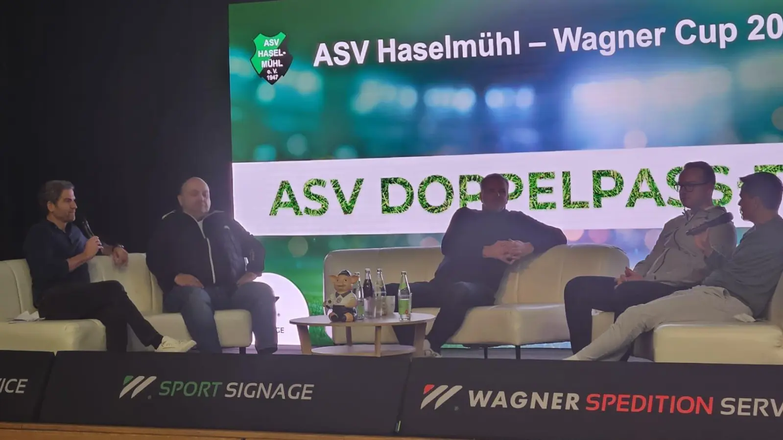 Nach dem Vorbild bei Sport1 fand ein Doppelpass beim Wagner-Cup des ASV Haselmühl statt; Sky-Reporter Peter Hardenacke (li), Sascha Roos (re) und Sky-Experte Didi Hamann (mittig) diskutierten Themen im Schiedsrichterwesen von der Basis bis zur Bundesliga an; Diskussionspartner waren Bayernliga-SR Moritz Fischer (2.v.r.) und Kreis-SR-Obmann Thomas Gebele (2.v.l.)  (Bild: Thorsten Kraft)