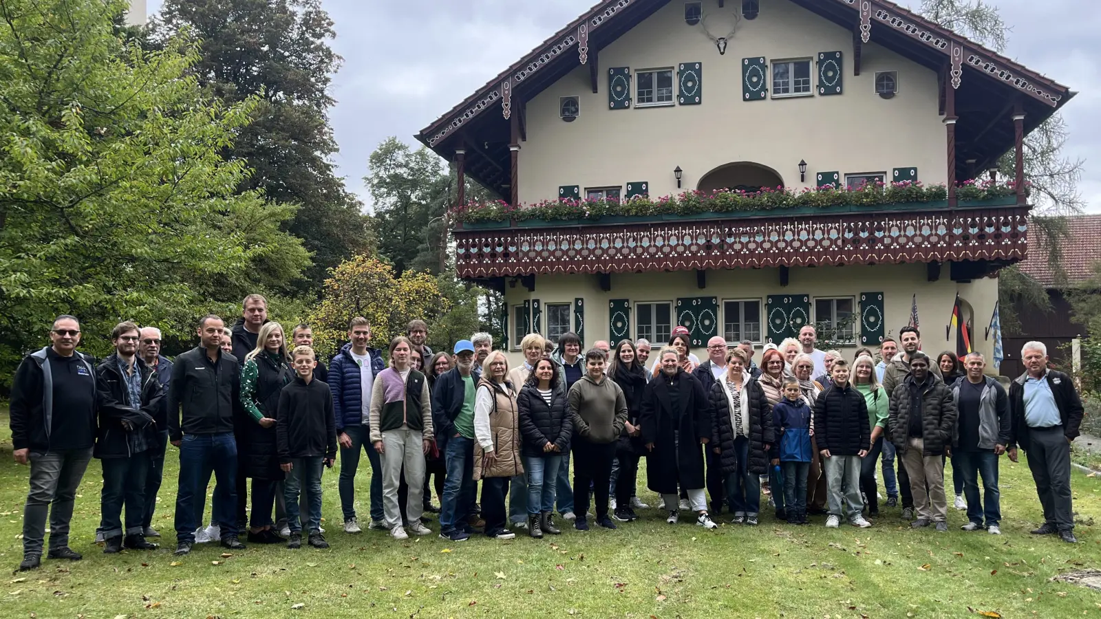 Brigadegeneral Terry Tillis, (Zweiter von rechts) lud die CSU-Gruppe mit Ortsvorsitzenden Jürgen Hofmann (links) und Tourguide Gerald Morgenstern zum Fotoshooting vor das Forsthaus ein.  (Bild: Peter Lippiotta )