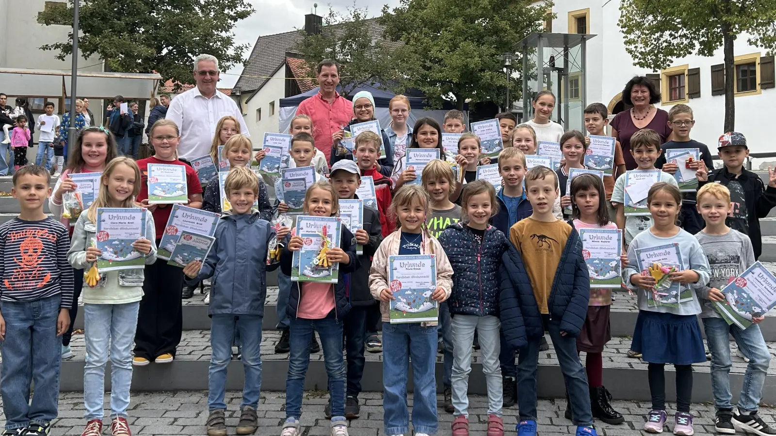 Pfarrer Hannes Lorenz freute sich über die große Teilnahme an der Ferienaktion der Pfarrbücherei St. Johannes und lobte den Leseeifer der Kinder. (Bild: Gertraud Gietl)