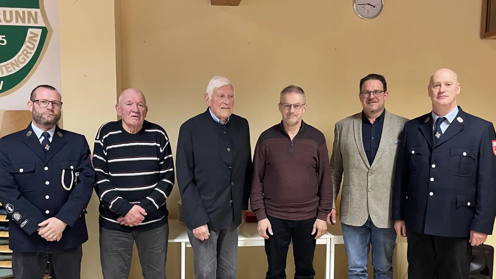 Zum Bild von links: 1. Kommandant Mario Schulze, Ludwig Menges, Arno Ritz, Werner Fleischer, Bürgermeister Stephan Schübel und erster Vorsitzender Thomas Döhler (Bild: Karla Döhler)