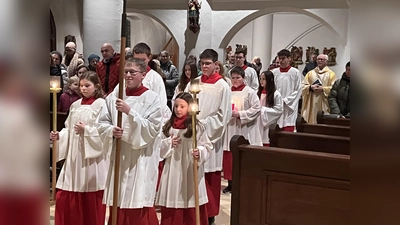 Mit einer Lichterprozession wurde das Fest „Darstellung des Herrn” eröffnet.  (Bild: Marianne Moosburger)