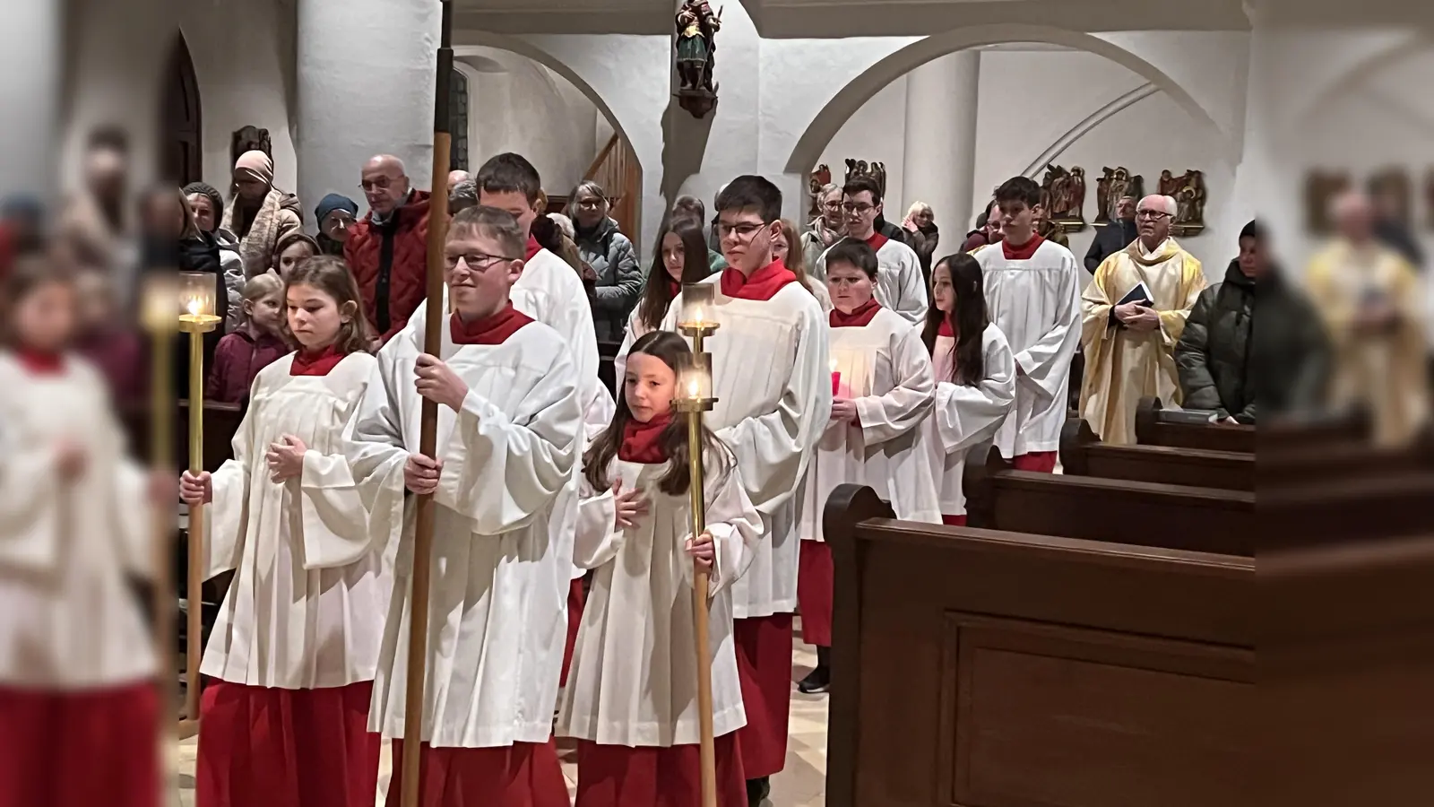 Mit einer Lichterprozession wurde das Fest „Darstellung des Herrn” eröffnet.  (Bild: Marianne Moosburger)