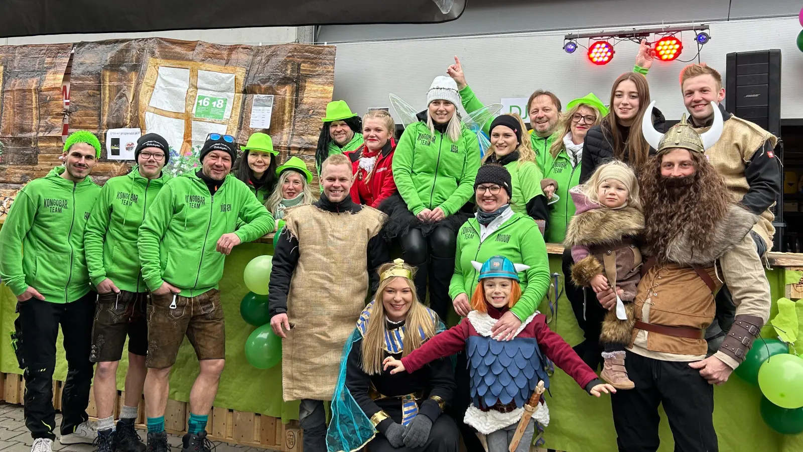 Das diesjährige Kongo Bar Team beim Riedener Faschingszug 2026. (Bild: Christina Hollweck)