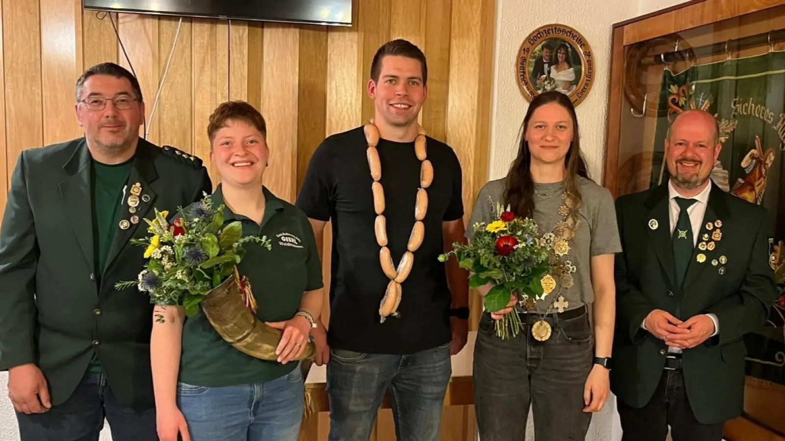 Vlnr: Schützenmeister Bernhard Ernstberger, Schützenliesl Christina Kraus, Vizekönig Florian Ernstberger, Schützenkönigin Franziska Kraus, 2. Sportleiter Markus Peterhans. (Bild: Bernhard Ernstberger)