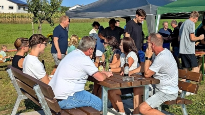 Der OWV hat Höhen und Tiefen erlebt, aber er war immer ein Verein, der Natur, Heimat und Gemeinschaft verbindet. Zum 50-jährigen Jubiläum war in Anwesenheit von Bürgermeister Ernst Lenk die neue Sitzgruppe aufgestellt. (Bild: Walther Piehler)