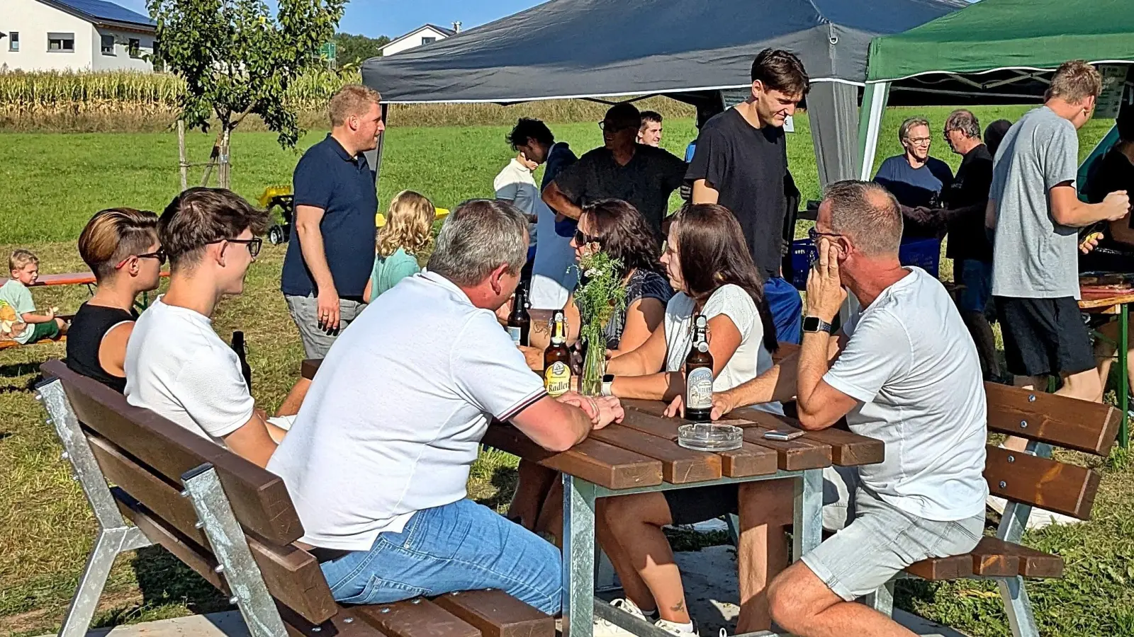 Der OWV hat Höhen und Tiefen erlebt, aber er war immer ein Verein, der Natur, Heimat und Gemeinschaft verbindet. Zum 50-jährigen Jubiläum war in Anwesenheit von Bürgermeister Ernst Lenk die neue Sitzgruppe aufgestellt. (Bild: Walther Piehler)