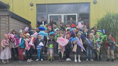 Die Schulanfänger der GS Schnaittenbach mit den Lehrkräften Daniel Brütting, Josefine Weigert, Florentine von Imohff, Hannah Leitl und Sabine Weiß (hinten von links). (Bild: Michaela Bergmann)