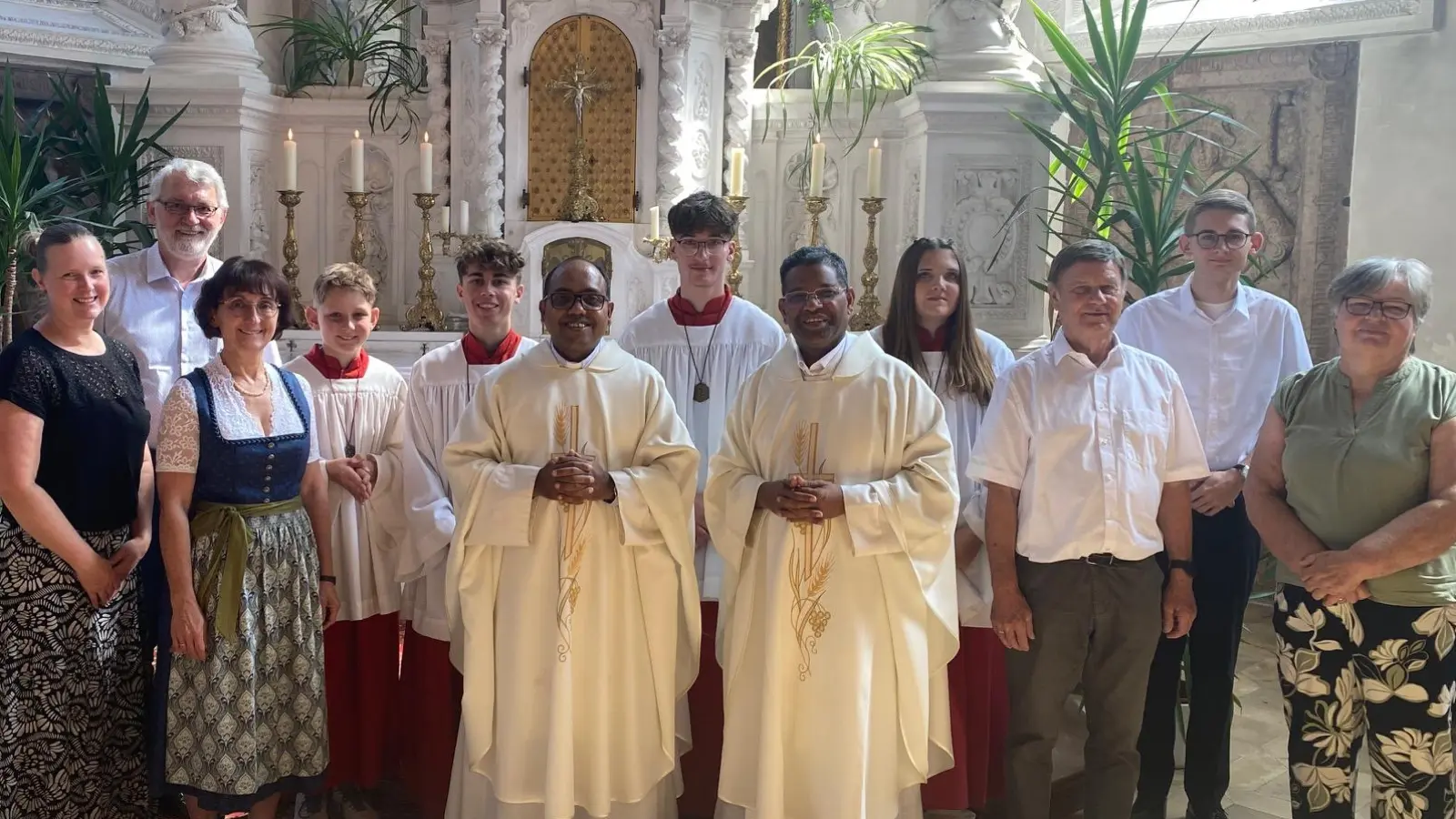 P. Manoj Francis und Stadtpfarrer P. Georg Parampilthadathil mit dem liturgischen Dienst, Pfarrsekretärin Katrin Zimmermann, PGR-Sprecher Tobias Weber, Kirchenpflegerin Maria Richthammer und den Mesnern Heribert Most, Adrian Leitner und Resi Most. (Bild: Sebastian Most)