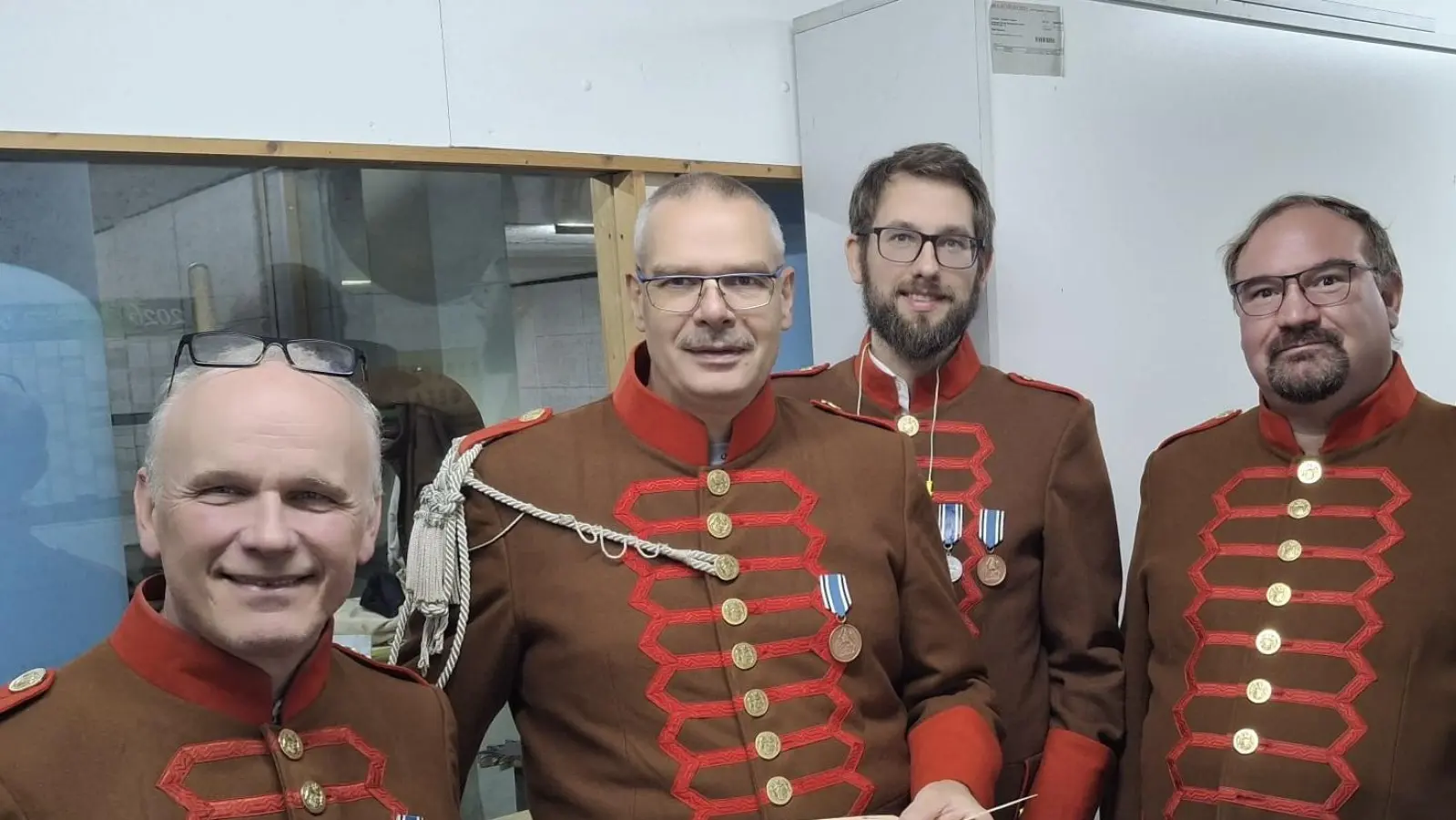 Personen auf dem Bild von links: 1. Vorsitzender Christian Kraus, Stv. Kommandant Martin Piehler, Peter Gollwitzer, Schützenkönig Johannes Strauß (Bild: Martin Kraus)