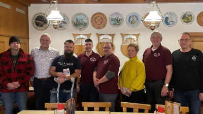 Die Sieger beim Neujahrsschießen: v. li. n. re.: Alexander Meister, Hans-Jürgen Gmeiner, Stefan Schmid, Nikola Vranjes, Alexander Kießlich, Zuzana Gruß, Paul Grötsch, Roland Bäumler (Bild: Christina Fritsch)