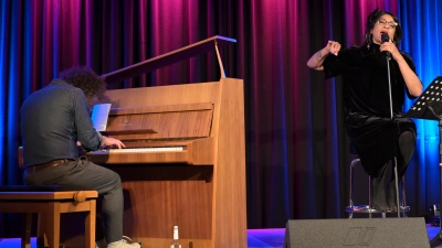 Malia und ihr Pianist Alexandre Saada nahmen ihr Publikum mit auf eine spirituelle Reise. (Bild: Jürgen Hellmann)