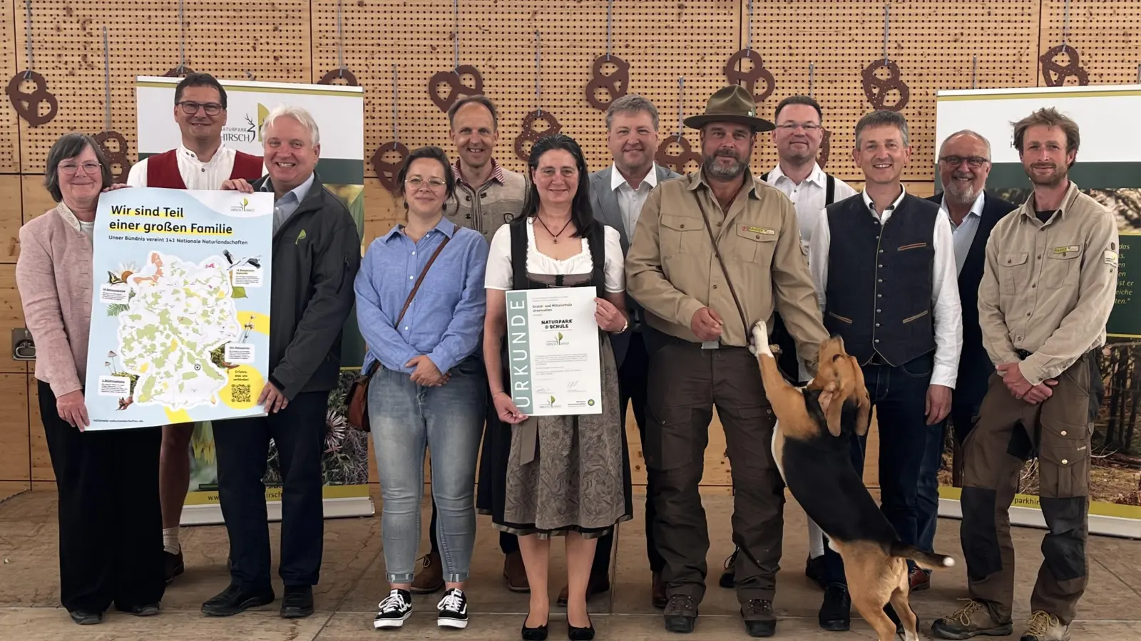 Die Beteiligten an der Zertifizierung (v.l.): Isabel Lautenschlager (Naturpark), Peter Großmann (Rektor), Markus Dollacker (Naturpark), Jennifer Nelhiebel (Seniorenmosaik), Stephan Tischer (Schulamt Amberg), Konrektorin Sigrid Kerschl, Stefan Braun (Markt Kastl), Ranger Christian Rudolf, Florian Junkes (Markt Hohenburg), Albert Geitner (Gemeinde Ursensollen), Anton Peter (Gemeinde Ammerthal) und Ranger Jonas Nelhiebel. (Bild: Regina Kießling )