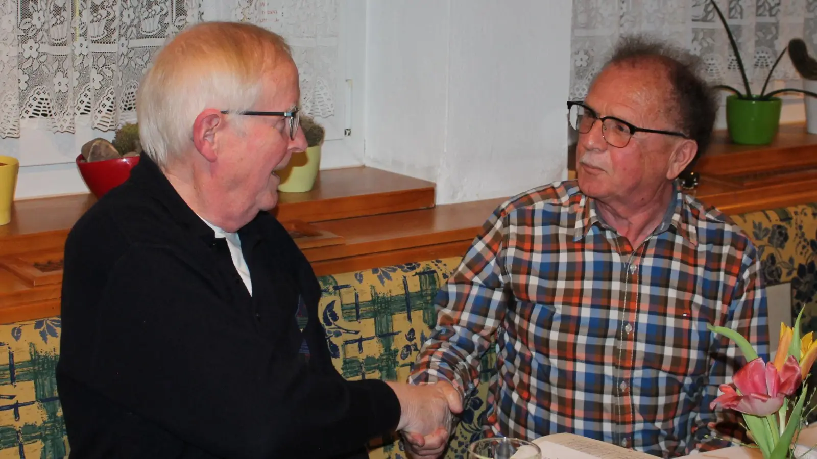 Förderereinsvorsitzender Werner Walberer (rechts) dankte Schriftführer Werner Lustig für 14 Jahre in diesem Amt. (Bild: Bernhard Piegsa)