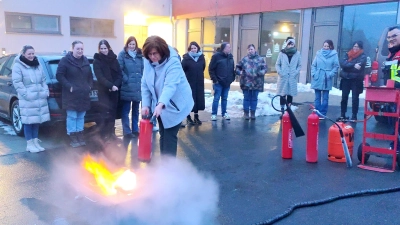 Sekretärin Erika Hoffmann löscht das Übungsfeuer souverän. (Bild: Johanna Reger)