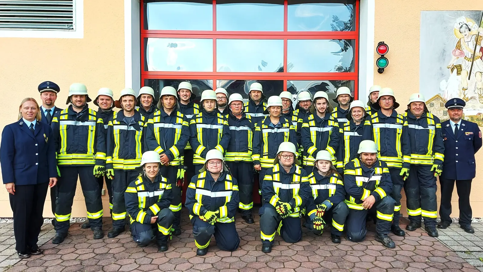 Aktive der Feuerwehren von Nunzenried und Eigelsberg freuen sich über die erfolgreiche Ablegung von Leistungsabzeichen in verschiedenen Stufen.  (Bild: Georg Lang)