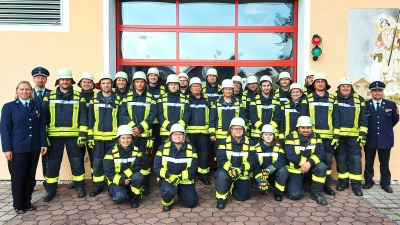 Aktive der Feuerwehren von Nunzenried und Eigelsberg freuen sich über die erfolgreiche Ablegung von Leistungsabzeichen in verschiedenen Stufen.  (Bild: Georg Lang)