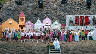 Das kleine Gespenst und das Ensemble des Basalttheaters Parkstein begeistern mit einer liebevoll inszenierten Aufführung vor der Kulisse von Burg Eulenstein und der Stadt Eulenberg. (Bild: Jakob Dorner)