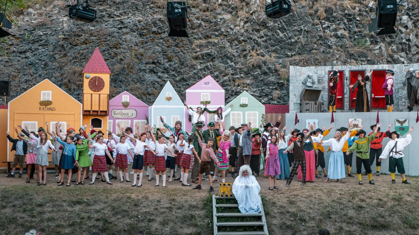 Das kleine Gespenst und das Ensemble des Basalttheaters Parkstein begeistern mit einer liebevoll inszenierten Aufführung vor der Kulisse von Burg Eulenstein und der Stadt Eulenberg. (Bild: Jakob Dorner)