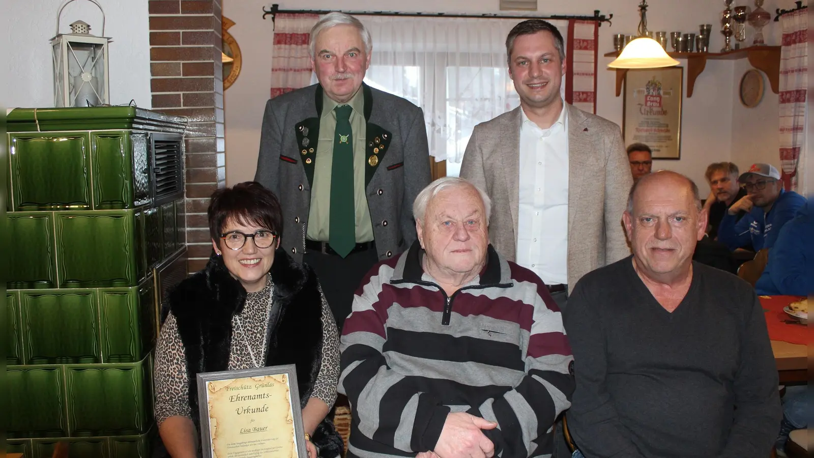 Bild zeigt die Geehrten: v.v.li. Lisa Bauer, Stefan Wolf, Karl-Heinz Plannerer, hi. V.li. Vorsitzender Reinhold Schraml, Bürgermeister Wolfgang Söllner. (Bild: Josef Söllner)
