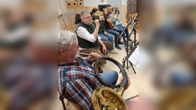 Ob Jagdhorn oder Alphorn – Abenteuer Kultur e. V. vermittelt die Grundlagen des Naturtonblasens und eröffnet den Weg zum gemeinsamen Musizieren in regionalen Bläsergruppen. (Bild: Jessica Müller)