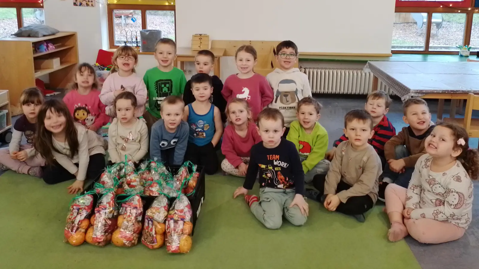 Übergabe der Nikolaussäckchen (Bild: Katrin Colak)