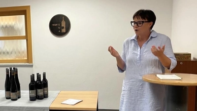 Eva Leyerer stellt die Weine vom Weingut Hellmer vor (Bild: Stefanie Rosenberg)