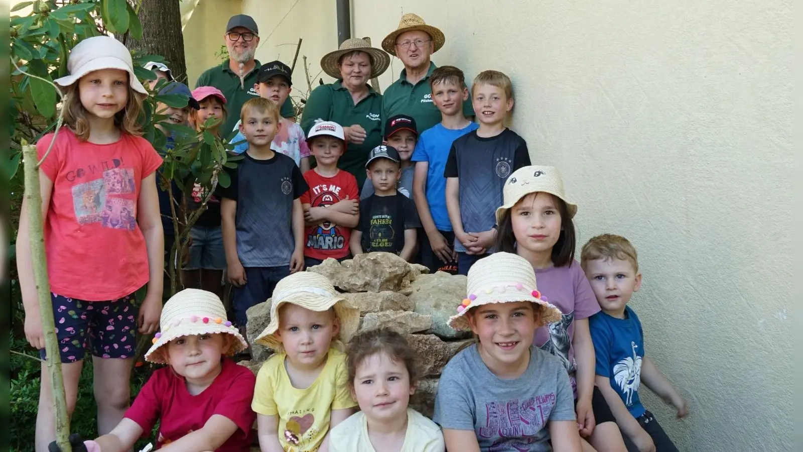 60 Jahre Obst- und Gartenbauverein Pilsheim - zu jedem Jahrzehnt gibt es heuer eine Aktion für die Kinder - in den vergangenen Montag war die Biodiversität von Kinderhand gefragt gewesen - und die Teilnahme aus dem Dorf war bemerkenswert gewesen.. (Bild: Christian Görl )