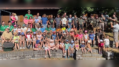 Die Kinder mit den Jagdhornbläsern unter der Leitung von Hornmeister Eduard Forster (stehend, vorne rechts außen). Erster Vorsitzender Peter Kirner (oben, Zweiter von links) freute sich über den erfolgreichen Nachmittag. Ihm ist die Jugendarbeit und die Mitgliedergewinnung bei Familien stets eine Herzensangelegenheit. (Bild: Albert Winter)