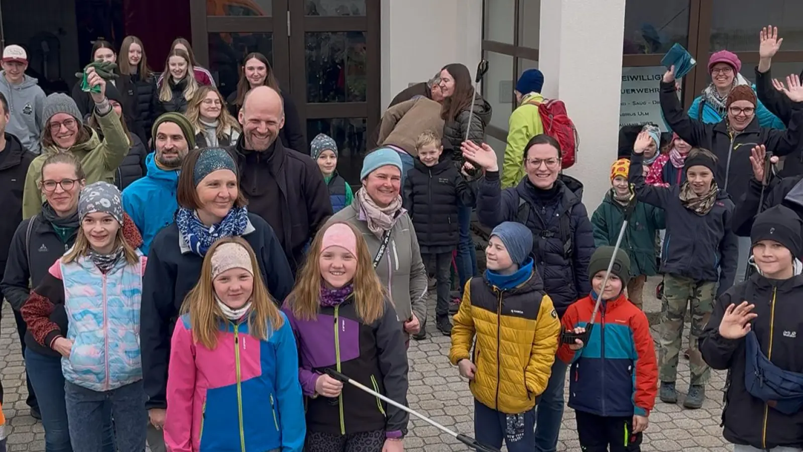 Mit Feuereifer beteiligten sich viele Kinder und Jugendliche an der diesjährigen Rama-Dama-Aktion des OWV Mantel. (Bild: Johann Kneißl)