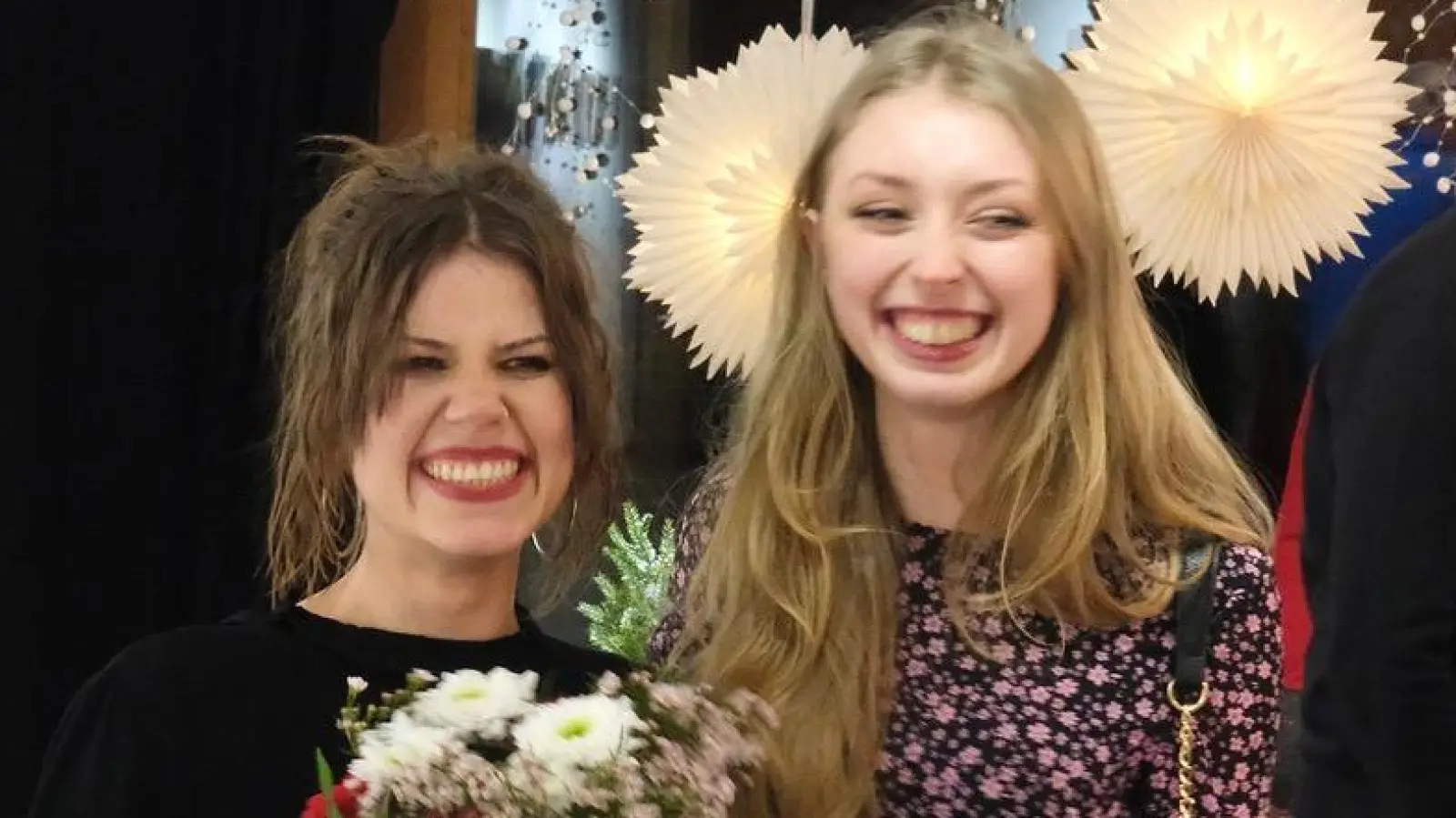 Tamara Clarke (links, zusammen mit ihrer Freundin und Kunsthaus-Jugendbeauftragter Eva Reif) zeigt aktuell bei ihrer ersten großen Einzelausstellung im Kunsthaus Waldsassen Einblicke in ihr künstlerisches Schaffen. (Bild: Jürgen Klein)