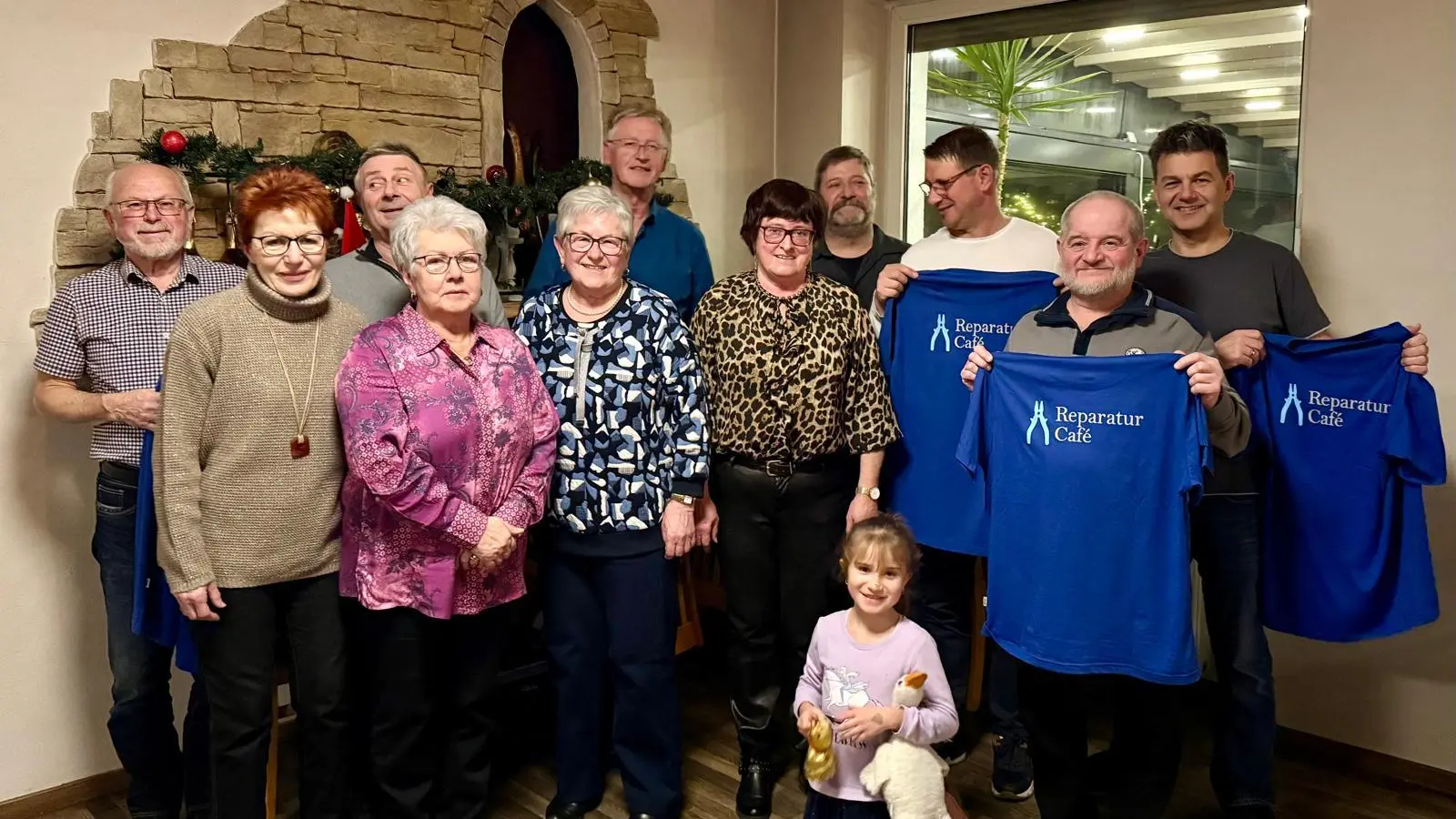 Team Reparaturcafe freut sich über die Präsente (Bild: Angela Dausch)