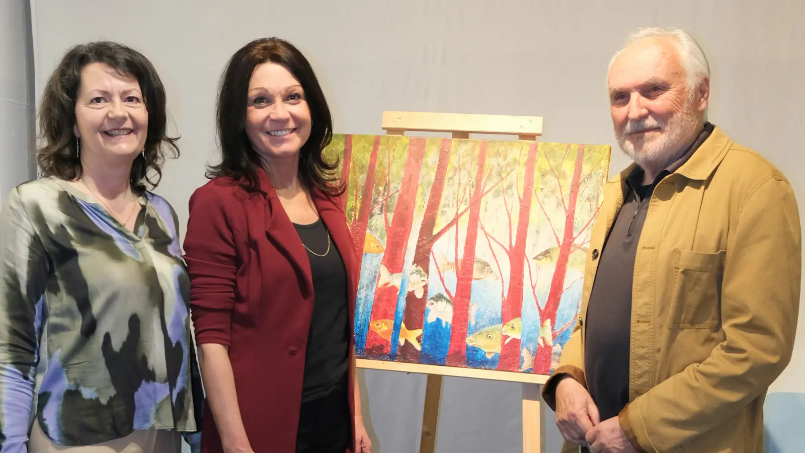 Die beiden Museumsmitarbeiterinnen Nicole Schuller und Marion Papsch (v.l.n.r.) freuen sich über eine gelungene Sonderausstellung mit dem Künstler Ernst Umann. (Bild: Stefanie Schreiner)